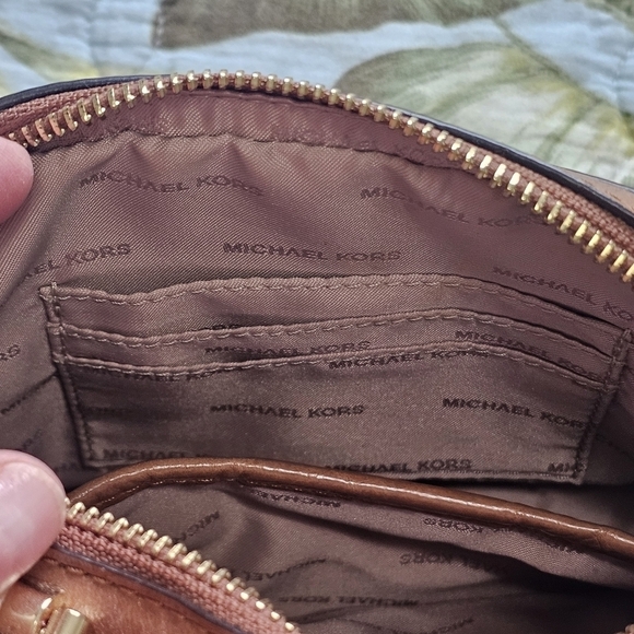 MICHAEL KORS MOTT MINI CRINKLED CALF LEATHER CROSSBODY - Picture 8 of 10